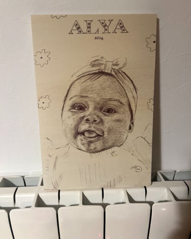 portrait de bébé au stylo BIC imprimé sur bois FSC