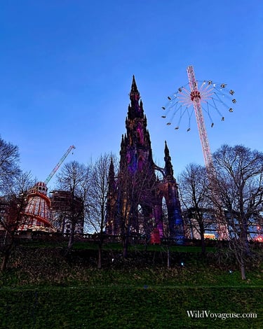 Attraction du marché de Noël et le Scott Monument