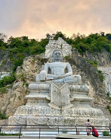 Statue de Bouddha vers la Bat Cave de Battambang, Cambodge