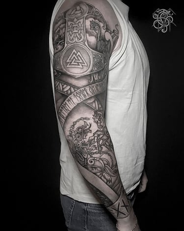 Tatouage bras complet viking illustrant le Ragnarok.