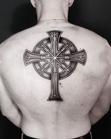Tatouage d'une croix celtique dans le dos.