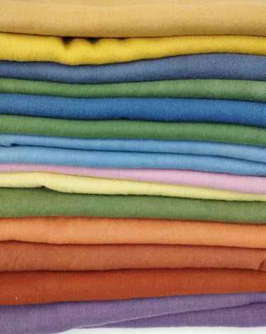 echarpes en laine teintes a la main avec des plantes