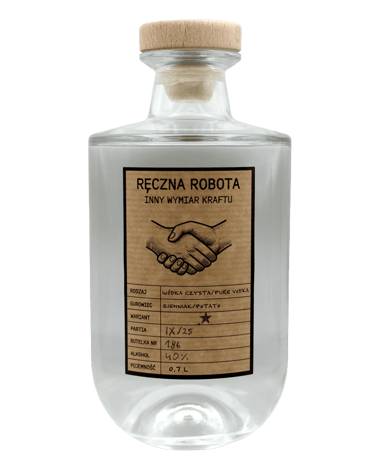 Ręcznie robiona polska wódka ziemniaczana z rustykalną papierową etykietą i drewnianym korkiem.