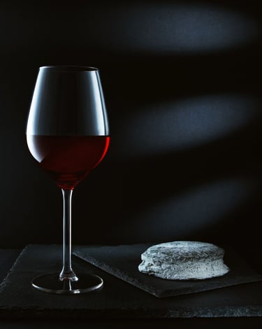Chèvre cendré et verre de vin rouge-thierry le moel photographe