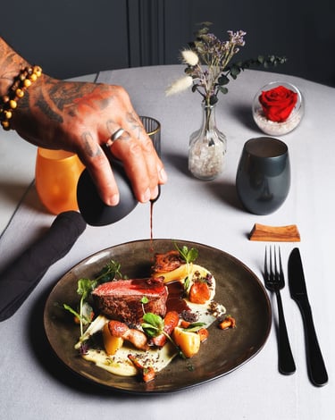 degustation d un plat gastronomique restaurant Le frelon d'or-Thierry Le Moel Photographe