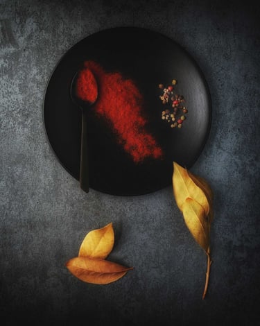 photgraphie de branches de feuilles de lauriers et paprika