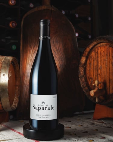 Photographie de nature morte avec bouteille de vin Domaine Saparale - thlmphoto