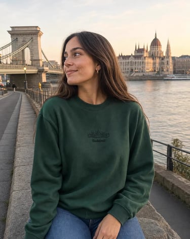 Sudadera Erasmus Budapest verde junto al Danubio