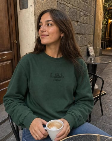 Sudadera Erasmus Firenze verde en café de Florencia