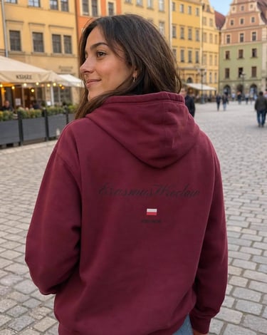 Sudadera Wroclaw burdeos en escena lifestyle Erasmus