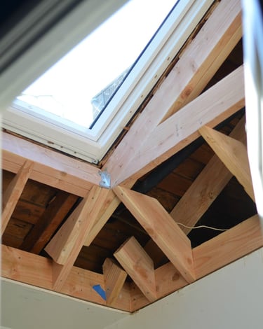 installation Velux, fenêtre de toit, charpente bois, pose en toiture, combles aménageables