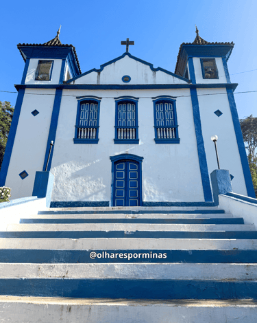 Igreja Matriz de Ipoema com a escadaria a frente em Ipoema MG