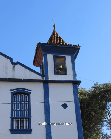 Torre com sino na Igreja Matriz histórica de Ipoema, Minas Gerais