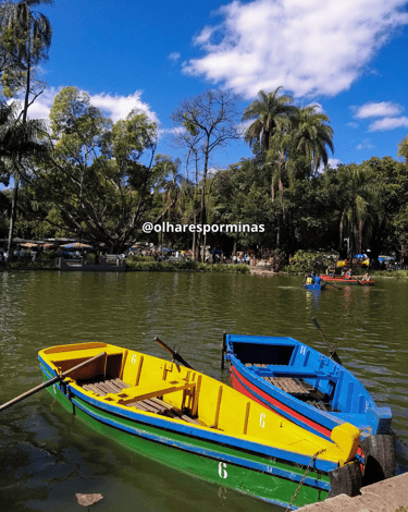 Barcos na lagoa do Parque Municipal em Belo Horizonte