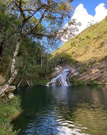 Cachoeira Capivara na Serra da Canastra MG, com poço escuro, pequena queda d’água e vegetação