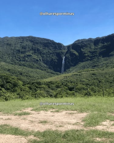 Cachoeira Casca d’Anta vista ao longe entre paredões verdes na Serra da Canastra, em MG