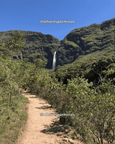 Trilha de acesso com vista para a Cachoeira Casca d’Anta na Serra da Canastra, em MG