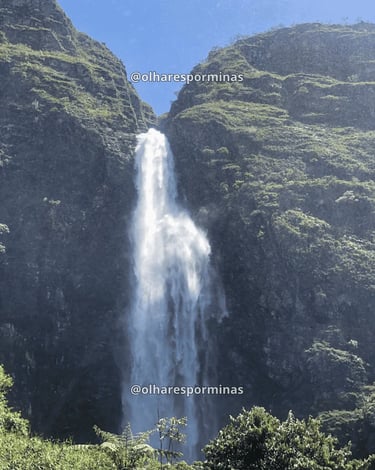Queda d’água da Cachoeira Casca d’Anta em meio aos paredões rochosos da Serra da Canastra