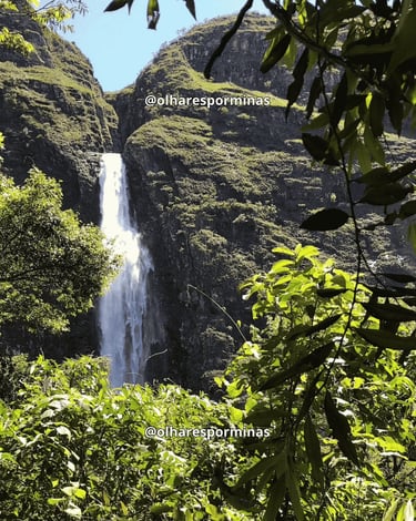 Cachoeira Casca d’Anta vista entre a vegetação nativa da Serra da Canastra, em MG