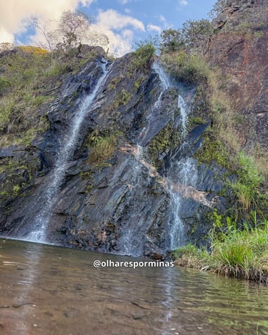 Cachoeira da Santa com Águas Cristalinas e paredão de Pedra em Catas Altas MG