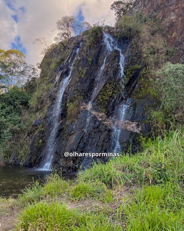 Cachoeira da Santa com Águas Cristalinas e paredão de Pedra em Catas Altas MG