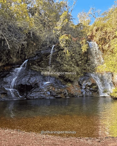 Vista de baixo do poço de águas límpidas da Cachoeira do Cascalho em Acurui MG