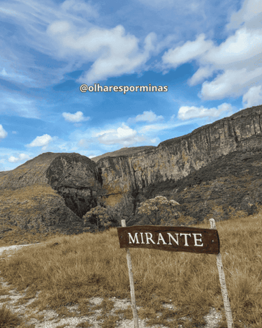 Cachoeira do Tabuleiro com paredão e céu azul em Conceição do Mato Dentro