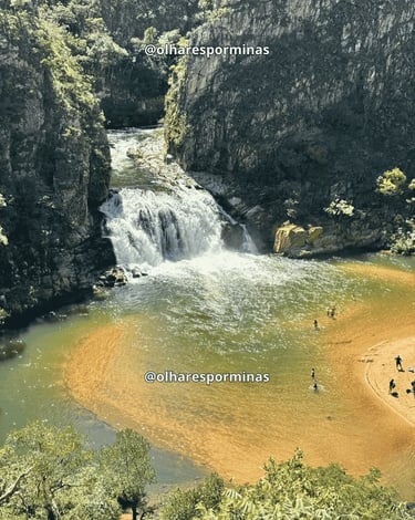 Cachoeira do Zé Carlinhos com poço natural, faixa de areia e paredões rochosos na Serra da Canastra