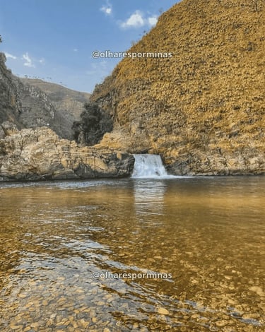 Poço de águas claras da Cachoeira do Zé Carlinhos cercado por rochas na Serra da Canastra, em MG