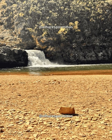 Cachoeira do Zé Carlinhos com queda d’água, poço natural e margem pedregosa na Serra da Canastra