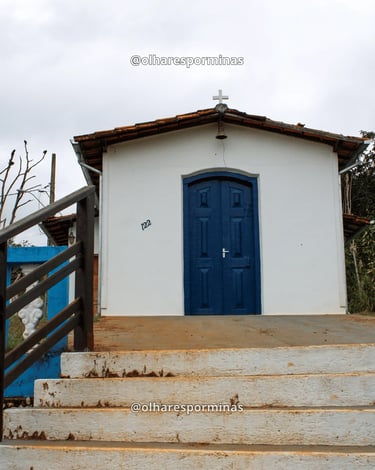 Capela de Nossa Senhora Aparecida em Itambé do Mato Dentro MG, com fachada branca, porta azul