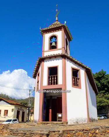 Vista externa da Capela de Nossa Senhora do Ó em Sabará MG
