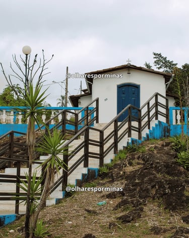 Capela de Nossa Senhora Aparecida em Itambé do Mato Dentro MG, vista com escadaria