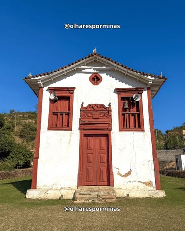 Capela de Nossa Senhora do Rosário em Itapanhoacanga MG, com porta vermelha, janelas antigas