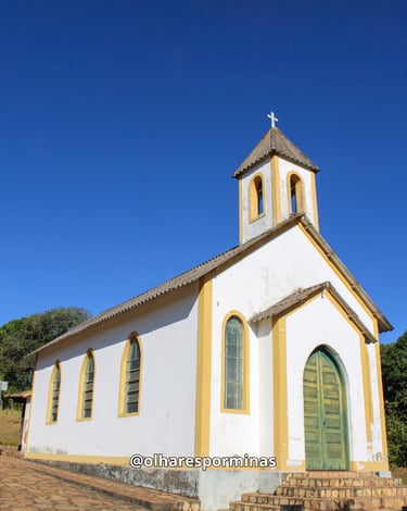 Vista lateral da Capela do Nosso Senhor dos Passos, histórica e do periodo colonial em Queluzito