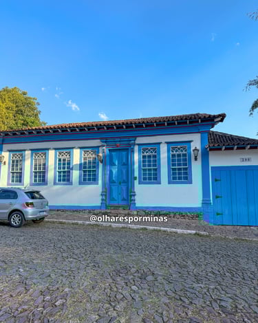 Casa histórica com cores azul e branca em ruas de pedras em Sabará MG