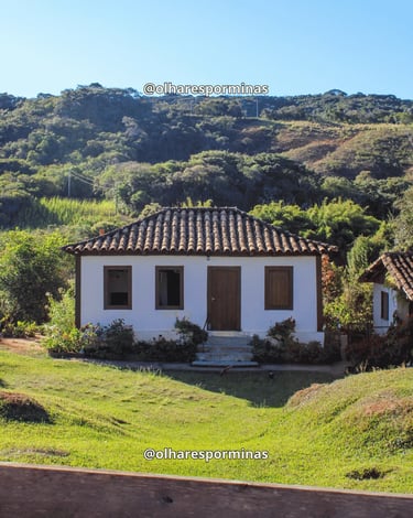 Casa colonial em Casa Grande, Minas Gerais, com montanhas e área verde ao fundo