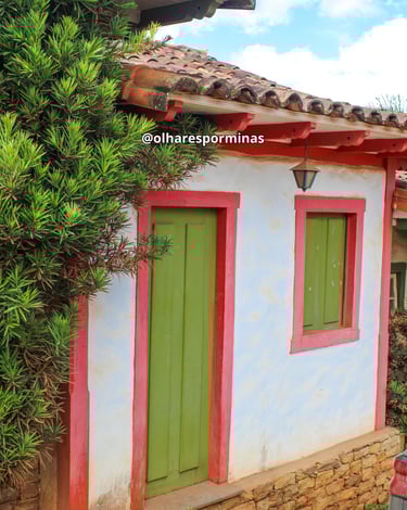 Casa do periodo colonial com lindas cores em Lavras Novas Minas Gerais