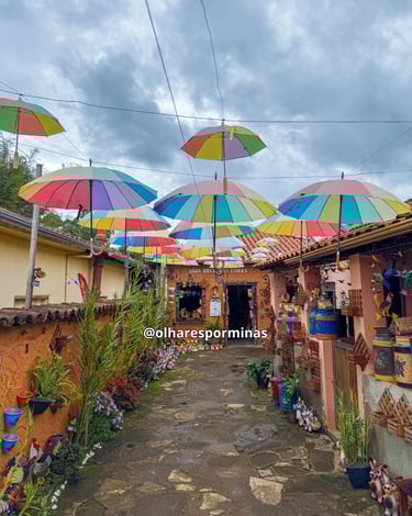 Ateliê com artesanatos e varal de guarda chuvas em Bichinho MG
