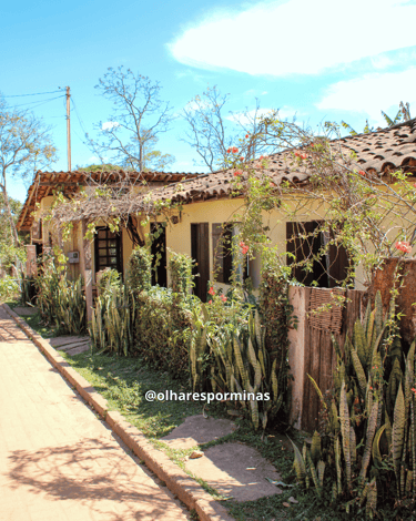 Casa histórica de cor amarela em rua de terra em Milho Verde, distrito de Serro, Minas Gerais