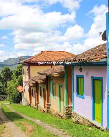 Casas históricas e coloridas no centro turistico de Lavras Novas