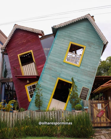 Casa torta em Bichinho, distrito turistico de Prados em Minas Gerais