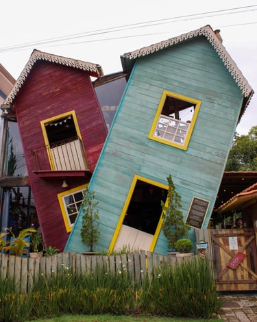 Casa torta em Bichinho, duas casas de cores azul e marrom, tortas em Minas Gerais