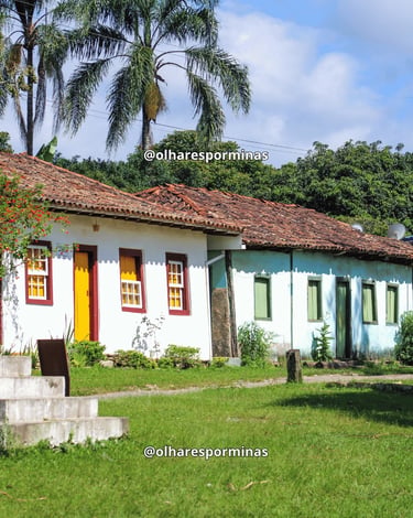 Casas históricas coloridas em Chapada com telhados coloniais e área verde em Ouro Preto MG