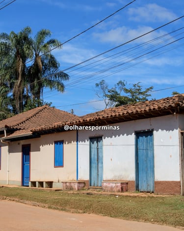 Casas históricas e coloridas em rua de terra em Milho Verde, distrito histórico e turistico de Serro
