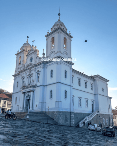 Vista externa da Catedral Metropolitana da Sé em Diamantina, com céu azul e ruas de pedras