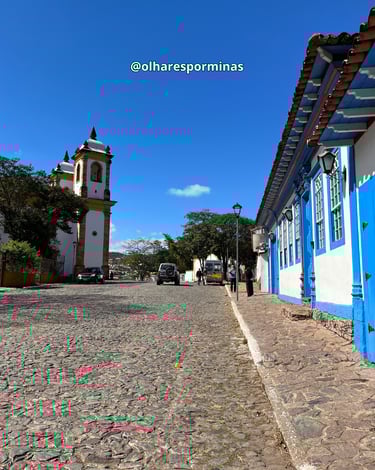 Rua de pedra com construções do periodo colonial em Sabará Minas Gerais