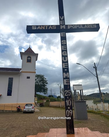 Cruz em frente a Igreja Matriz de Senhora do Carmo MG