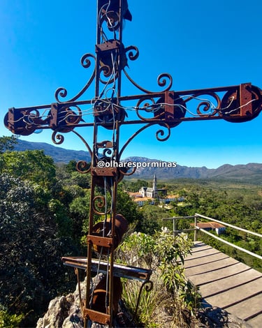 Cruzeiro com cruz no Santuário do Caraça com montanhas em MG