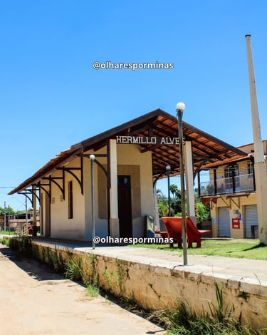 Estação Ferroviária de Hermílio Alves MG com plataforma antiga e céu azul